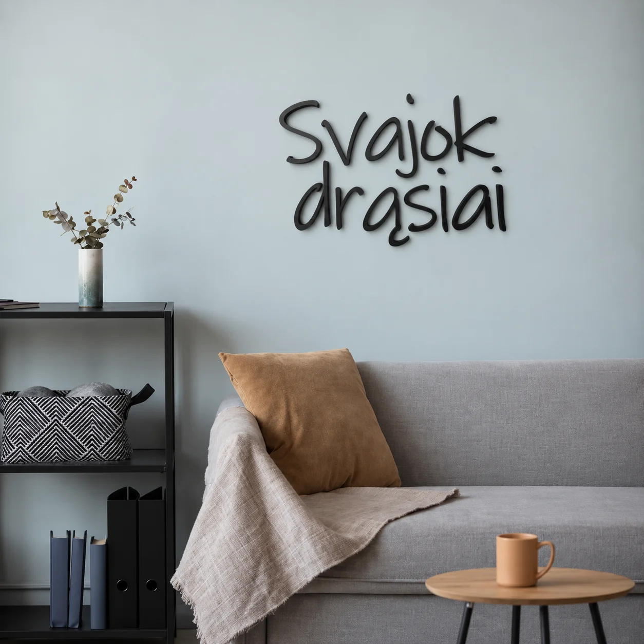 „Svajok drąsiai“ 3D užrašas modernaus svetainės interjere