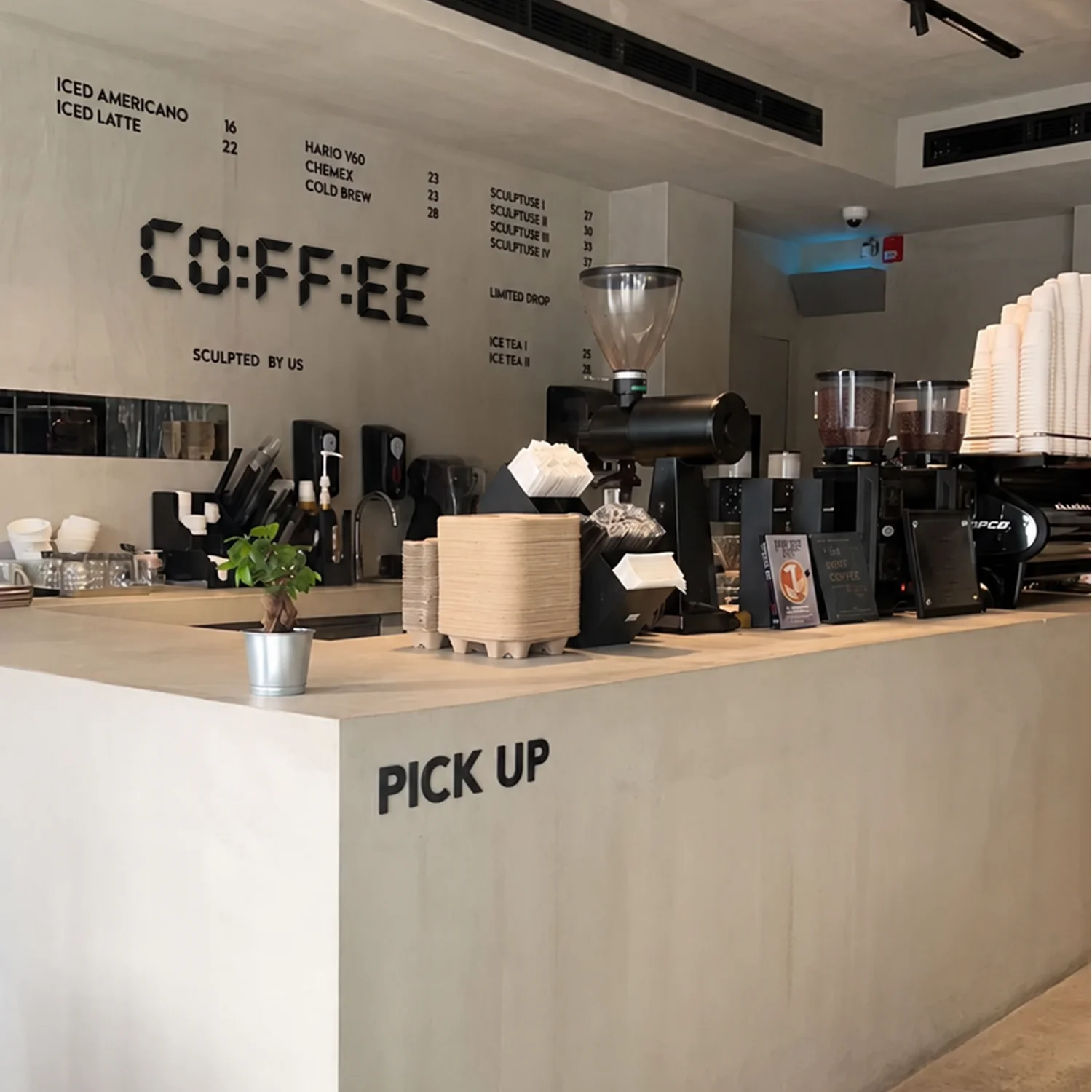Užrašas „COFFEE“ virš kavinės baro